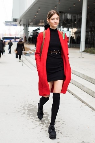 С чем носить красное пальто в 20 лет женщине: Красное пальто и черное облегающее платье с люверсами — must have предметы в гардеробе поклонниц стиля casual. Черные кожаные массивные ботильоны на шнуровке — идеальный выбор, чтобы закончить образ.