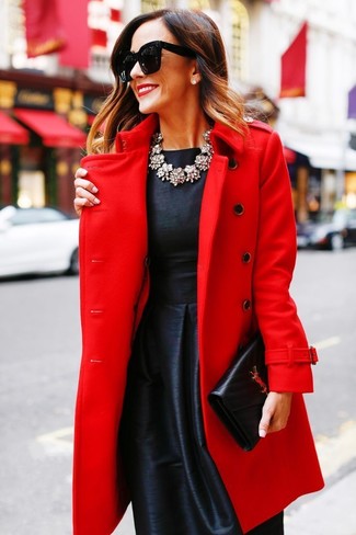 С чем носить красное пальто в 30 лет женщине: Фанаткам стиля business casual полюбится дуэт красного пальто и черного сатинового платья с пышной юбкой.