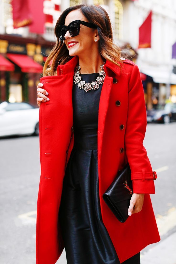 Красное женское пальто: как выбрать и с чем носить яркий акцент в гардеробе