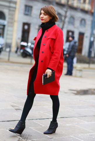 Как носить красное пальто с черными кожаными ботильонами на танкетке в холод: Если ты принадлежишь к той немногочисленной категории женщин, способных неплохо ориентироваться в моде, тебе придется по душе дуэт красного пальто и черного вязаного платья-свитера. Чтобы добавить в лук чуточку авантюрности , на ноги можно надеть черные кожаные ботильоны на танкетке.