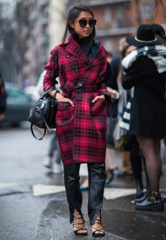 С чем носить кожаные брюки в 30 лет женщине в прохладную погоду в деловом стиле: Сочетание красного пальто в шотландскую клетку и кожаных брюк позволит создать нескучный лук в повседневном стиле. Черные кожаные босоножки на каблуке прекрасно дополнят этот лук.