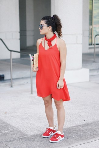 С чем носить бежевую сумку в 20 лет женщине в жару: Если в одежде ты ценишь комфорт и практичность, красное платье-комбинация и бежевая сумка — классный выбор для привлекательного повседневного лука. Красные низкие кеды — хороший выбор, чтобы закончить образ.