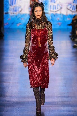 Модный лук: красное бархатное платье-комбинация, черная блузка с длинным рукавом с рюшами, черные замшевые сапоги, красная подвеска из бисера