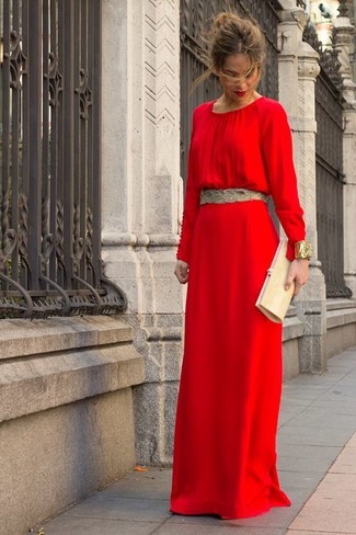 С чем носить золотой ремень в 30 лет женщине в жару в стиле кэжуал: Если ты ценишь комфорт и функциональность, красное платье-макси и золотой ремень — превосходный вариант для модного лука на каждый день.