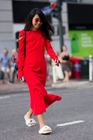 Какие сандалии на плоской подошве носить с красным платьем-миди в 30 лет: Красное платье-миди — хорошая идея для простого, но стильного образа. Если подобный ансамбль кажется слишком смелым, разбавь его сандалиями на плоской подошве.