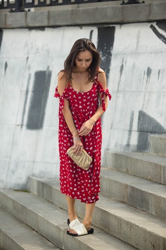 Модный лук: красное платье-миди с цветочным принтом, белые кожаные сандалии на плоской подошве, золотой кожаный клатч