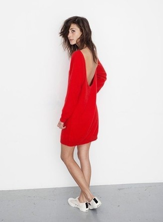 Модный лук: красное платье прямого кроя, бело-черные низкие кеды