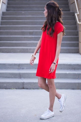Красное платье прямого кроя от Victoria Victoria Beckham