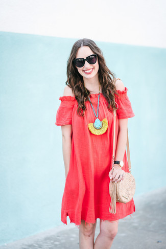 С чем носить разноцветную подвеску в стиле кэжуал: Красное платье с открытыми плечами и разноцветная подвеска — выбор барышень, которые никогда не могут усидеть на месте.