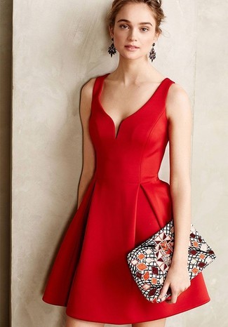 С чем носить разноцветный клатч: Если ты любишь одеваться привлекательно, чувствуя себя при этом комфортно и нескованно, стоит попробовать это сочетание красного платья с плиссированной юбкой и разноцветного клатча.