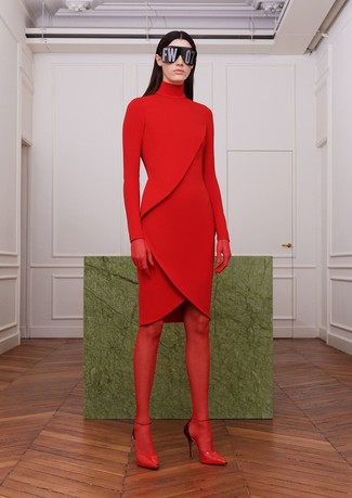 Модный лук: красное платье-свитер, красные кожаные туфли, красные колготки