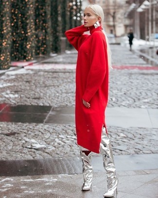 Модный лук: красное платье-свитер, серебряные кожаные ботфорты, серебряные серьги