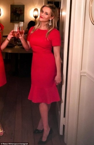 С чем носить красное платье-футляр: Красное платье-футляр — прекрасное решение для свидания или похода в бар с подругами. Черные кожаные туфли — беспроигрышный вариант, чтобы дополнить образ.