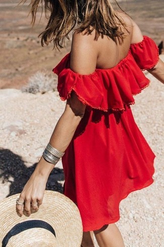 С чем носить красное свободное платье с рюшами в стиле смарт-кэжуал: Красное свободное платье с рюшами — хороший вариант, если ты хочешь составить раскованный, но в то же время модный ансамбль.