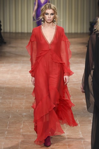 Модный лук: красное шифоновое вечернее платье, темно-красные замшевые ботильоны, золотые серьги