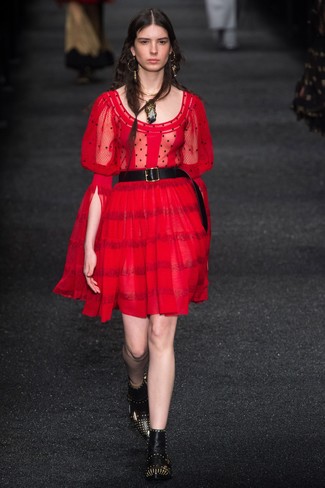 С чем носить черные кожаные ботильоны в 20 лет в деловом стиле: Красное шифоновое коктейльное платье — беспроигрышный выбор для создания образа в стиле смарт-кэжуал. Переходя к, можно закончить ансамбль черными кожаными ботильонами.