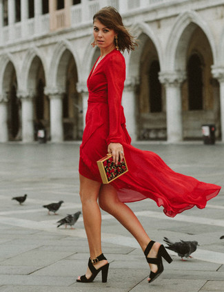 С чем носить черную обувь в 20 лет в деловом стиле: Современным дамам, которые любят быть в курсе последних тенденций, рекомендуем обратить внимание на это сочетание красного шифонового платья с запахом. Черные замшевые босоножки на каблуке отлично впишутся в образ.