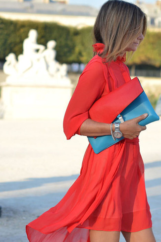 С чем носить бирюзовый кожаный клатч в стиле кэжуал: Красное шифоновое повседневное платье и бирюзовый кожаный клатч — классная формула для создания модного и простого образа.