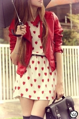 С чем носить красный бомбер женщине: Красный бомбер и бело-красное платье с плиссированной юбкой с принтом помогут создать легкий и комфортный ансамбль для выходного в парке или шоппинга.