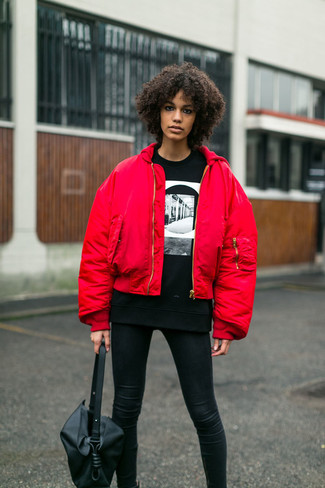 С чем носить красную куртку женщине в спортивном стиле: Если в одежде ты ценишь удобство и практичность, красная куртка и черные кожаные леггинсы — классный вариант для расслабленного наряда на каждый день.