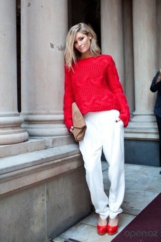 С чем носить темно-красный свитер женщине весна: Темно-красный свитер и белые широкие брюки без сомнений украсят твой гардероб. Красные кожаные туфли чудесно впишутся в лук. Когда холодная пора уходит и сменяется более теплыми деньками, подобное сочетание окажется по вкусу многим девушкам.