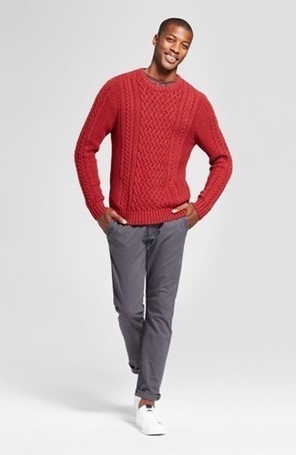 Какие низкие кеды носить с темно-красным вязаным свитером мужчине в стиле кэжуал: Темно-красный вязаный свитер и серые брюки чинос — классная идея для несложного, но модного мужского лука. Не прочь поэкспериментировать? Дополни образ низкими кедами.