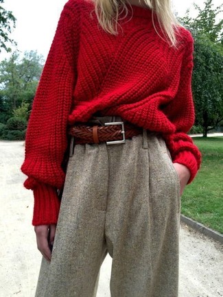 С чем носить серые брюки в 30 лет женщине в спортивном стиле: Красный вязаный свободный свитер и серые брюки — превосходное решение для женщин, которые никогда не сидят на месте.