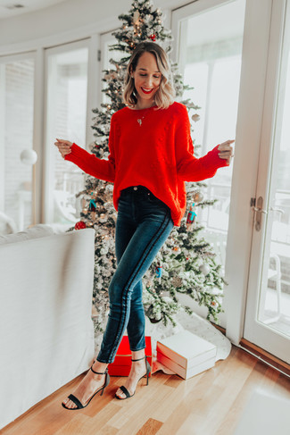 С чем носить черные замшевые босоножки на каблуке: Красный вязаный свободный свитер и темно-бирюзовые джинсы скинни — выбор женщин, которые постоянно в движении. Черные замшевые босоножки на каблуке отлично впишутся в лук.