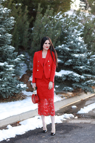 С чем носить красное кружевное платье-футляр в 30 лет: Красное кружевное платье-футляр и красный двубортный пиджак — неотъемлемые вещи в гардеробе барышень с хорошим чувством стиля. Вместе с этим нарядом великолепно смотрятся черные кожаные туфли.