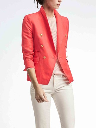 С чем носить темно-красный пиджак в 30 лет женщине: Примерь сочетание темно-красного пиджака и белых джинсов скинни, и ты получишь модный расслабленный образ, который подойдет на каждый день.
