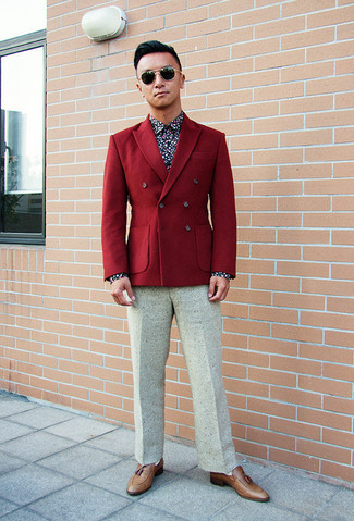 Какие лоферы носить с красным двубортным пиджаком мужчине в теплую погоду в деловом стиле: Красный двубортный пиджак в сочетании с белыми шерстяными классическими брюками позволит создать стильный и привлекательный образ. Смелые парни дополнят лук лоферами.