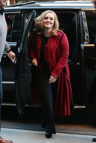 Как Adele носит Красный вязаный длинный кардиган, Черная футболка с круглым вырезом, Черные классические брюки, Черные замшевые туфли