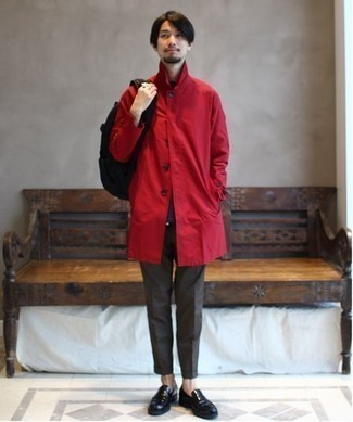 Модный лук: красный дождевик, темно-серые брюки чинос, черные кожаные лоферы, черный рюкзак из плотной ткани