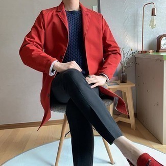 Модный лук: красный дождевик, темно-синий вязаный свитер, черные классические брюки, красные замшевые лоферы