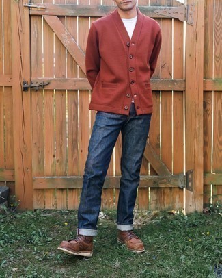 С чем носить коричневые кожаные повседневные ботинки мужчине: Красный кардиган и темно-синие джинсы — must have вещи в арсенале поклонников непринужденного стиля. Думаешь привнести сюда нотку строгости? Тогда в качестве дополнения к этому образу, выбирай коричневые кожаные повседневные ботинки.
