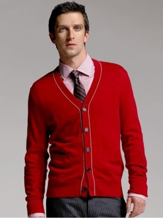 Как носить красную классическую рубашку в вертикальную полоску с красным кардиганом мужчине осень в стиле смарт-кэжуал: Создав образ из красного кардигана и красной классической рубашки в вертикальную полоску, получим подходящий мужской образ для неофициальных встреч после работы. Это модный образ, который чудесно подойдет для переменчивой осенней погоды.