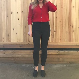 Как носить лоферы с джинсами скинни в теплую погоду: Красный кардиган и джинсы скинни — неотъемлемые вещи в гардеробе дам с превосходным чувством стиля. Лоферы отлично впишутся в лук.