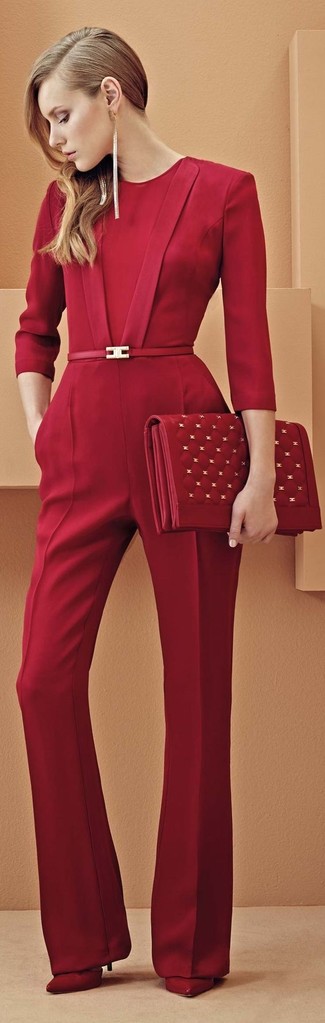 С чем носить красный кожаный клатч в 30 лет в холод: Красный комбинезон и красный кожаный клатч — стильный выбор барышень, которые всегда в движении. Весьма выигрышно здесь будут выглядеть красные кожаные туфли.