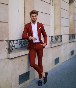 С чем носить красный костюм в 30 лет: Красный костюм в сочетании с белой классической рубашкой поможет реализовать строгий деловой стиль. Создать интересный контраст с остальными предметами из этого образа помогут темно-синие кожаные лоферы с кисточками.