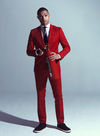Как Trevor Noah носит Красный костюм, Белая классическая рубашка, Черные плимсоллы, Темно-сине-белый галстук в вертикальную полоску