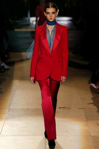 Как носить блузку с длинным рукавом с ботильонами в 30 лет: Хочешь выглядеть дорого? Тогда ансамбль из блузки с длинным рукавом и красного костюма - это то, что тебе нужно. Ботильоны — беспроигрышный вариант, чтобы закончить ансамбль.