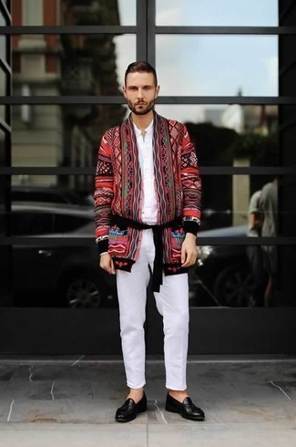 Модный лук: красный открытый кардиган, белая рубашка с длинным рукавом, белые брюки чинос, черные кожаные лоферы