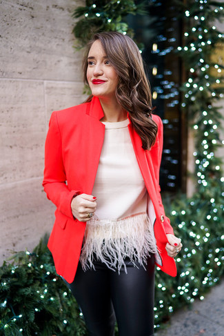 С чем носить красный пиджак женщине: Красный пиджак в сочетании с черными кожаными узкими брюками поможет подчеркнуть твой оригинальный личный стиль и выгодно выделиться из толпы.