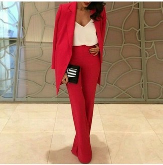 С чем носить красно-темно-синие брюки женщине: Дуэт красного пиджака и красно-темно-синих брюк поможет выглядеть по моде, а также подчеркнуть твой личный стиль.
