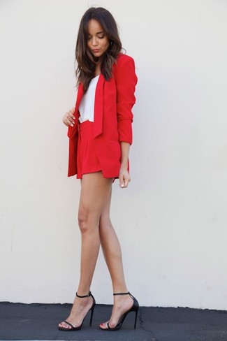 С чем носить красные шорты женщине в стиле смарт-кэжуал: Красный пиджак и красные шорты — неотъемлемые вещи в арсенале женщин с превосходным чувством стиля. Что касается обуви, закончи лук черными кожаными босоножками на каблуке.