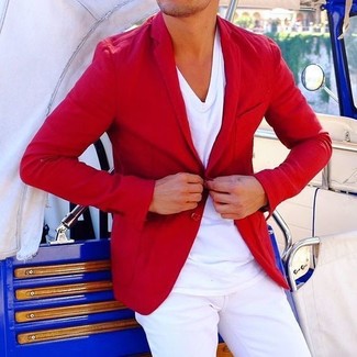 С чем носить красный пиджак в 30 лет мужчине в стиле смарт-кэжуал: Красный пиджак и белые брюки чинос — классное решение для встреч с полуофициальным дресс-кодом.