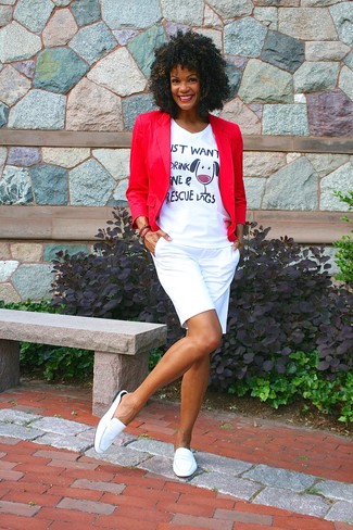 Как носить красный пиджак с белыми шортами женщине лето в стиле смарт-кэжуал: Красный пиджак и белые шорты — неотъемлемые предметы в гардеробе противоположного пола с отличным вкусом в одежде. Разбавить лук и добавить в него чуточку классики помогут белые кожаные лоферы. Подобное сочетание выглядит по-летнему стильно.