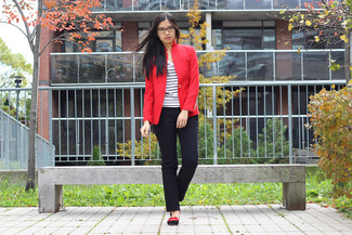 С чем носить темно-красные замшевые лоферы женщине: Красный пиджак и черные узкие брюки — хороший вариант, если ты ищешь непринужденный, но в то же время стильный ансамбль. Что касается обуви, темно-красные замшевые лоферы — наиболее достойный вариант.