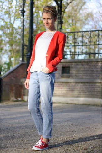 С чем носить голубые джинсы женщине: Красный пиджак и голубые джинсы помогут создать несложный и функциональный ансамбль для выходного дня в парке или развлекательном центре. В тандеме с красными низкими кедами из плотной ткани весь лук выглядит очень живо.