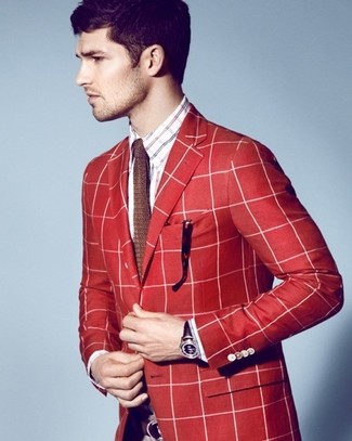 С чем носить темно-коричневый галстук мужчине лето в стиле смарт-кэжуал: Красный пиджак в шотландскую клетку в паре с темно-коричневым галстуком позволит создать стильный классический образ. В таком сочетании тебе будет очень удобно, если на улице 25 градусов жары, а то и больше.